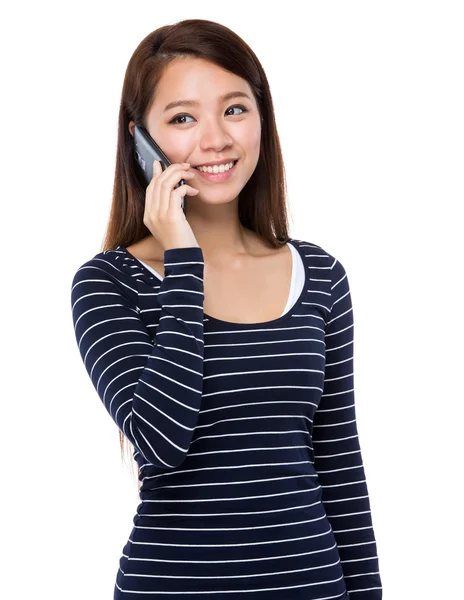 Frau telefoniert mit Handy — Stockfoto