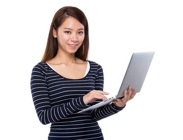 Mujer usando ordenador portátil —  Fotos de Stock