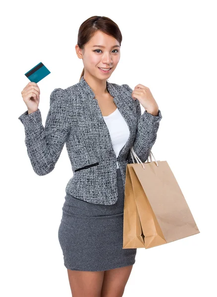 Mulher com cartão de crédito e sacos de compras — Fotografia de Stock