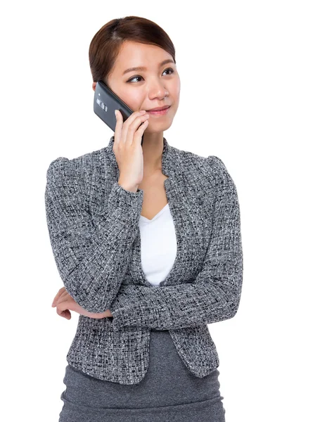 Zakenvrouw praten op mobiele telefoon — Stockfoto