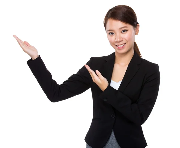Geschäftsfrau mit zwei offenen Handflächen — Stockfoto