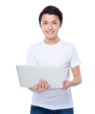 Dizüstü bilgisayar kullanan adam