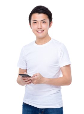 Genç adam cep telefonu kullanıyor.