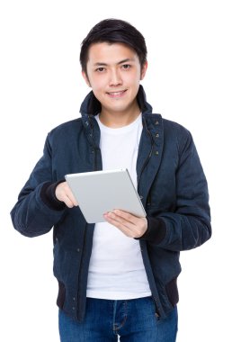 Dijital tablet kullanan adam