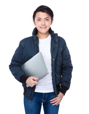 Dizüstü bilgisayarı olan adam