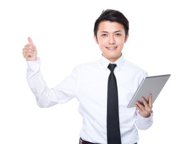 Tablet ve başparmak ile işadamı