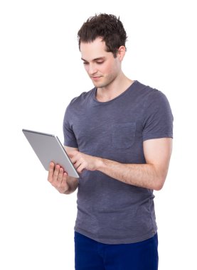 Dijital tablet kullanan adam
