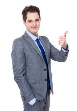 Baş parmağı havada bir iş adamı.