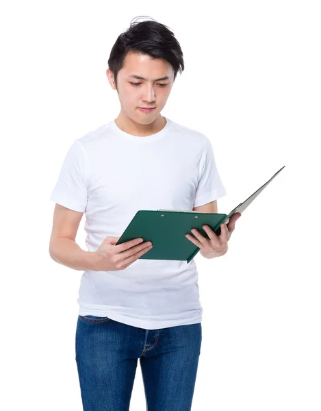 Man looking at clipboard — Stock Photo, Image