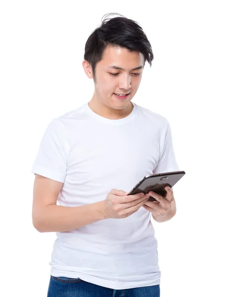 Jeune homme utilisant une tablette numérique — Photo