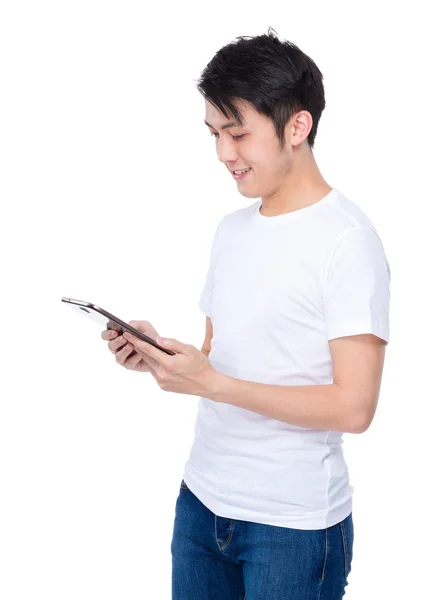 Hombre usando tableta digital —  Fotos de Stock