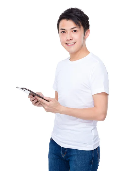 Man using digital tablet — Stock Photo, Image