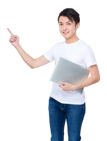 Homme avec ordinateur portable et doigt vers le haut — Photo