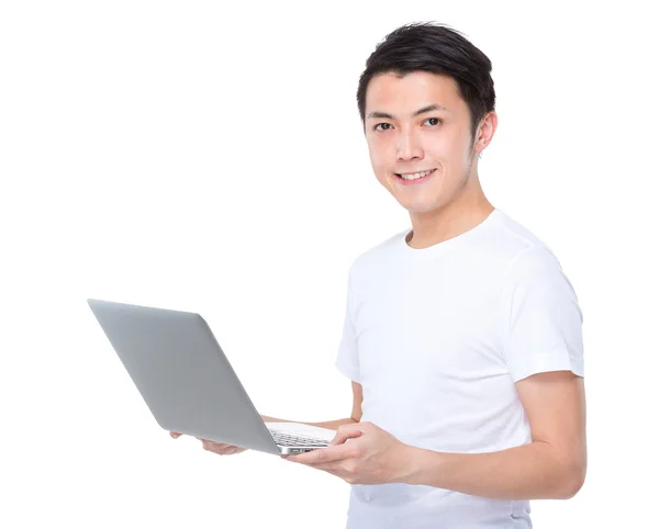 Homem usando computador portátil — Fotografia de Stock