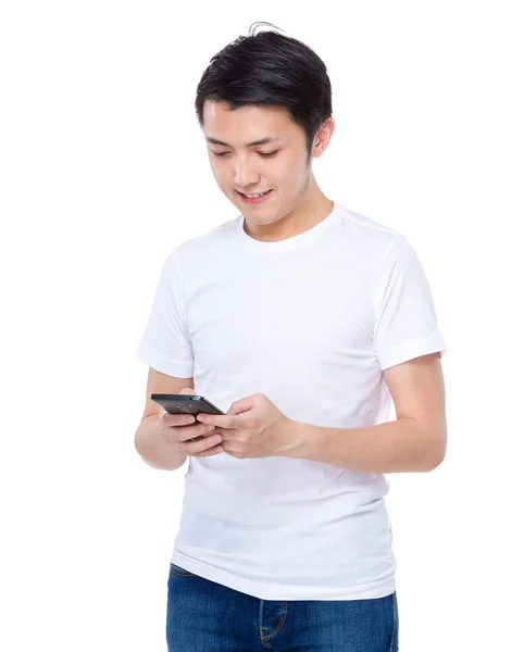 Молодой человек с помощью мобильного телефона — стоковое фото