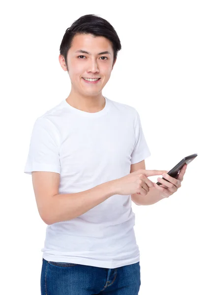 Hombre joven usando teléfono móvil — Foto de Stock