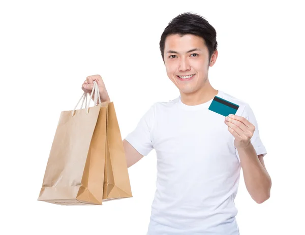 Adam alışveriş torbaları ve kredi kartı — Stok fotoğraf