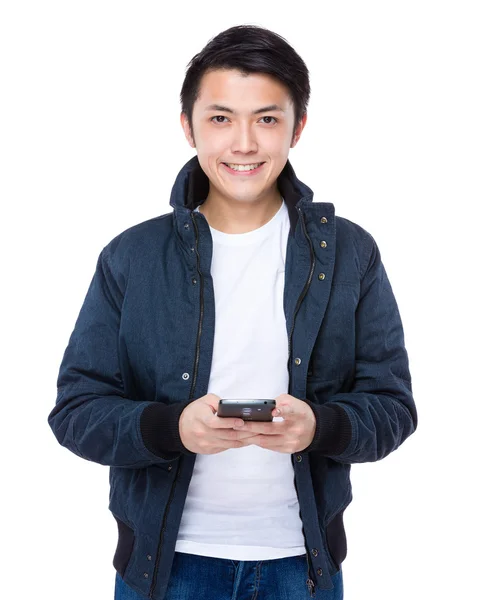 Hombre usando el teléfono celular — Foto de Stock