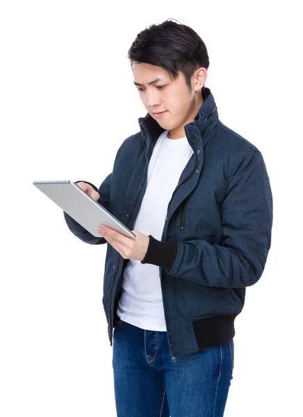 Man using digital tablet — Stock Photo, Image