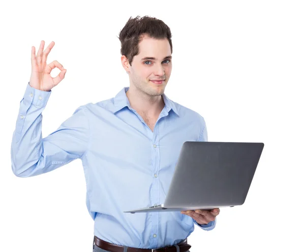 Homme d'affaires avec ordinateur portable et ok signe — Photo