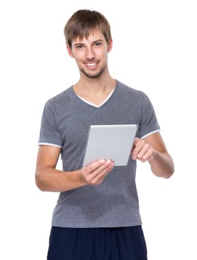 Tabletli genç adam.