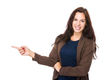 Genç kadın işaret ediyor