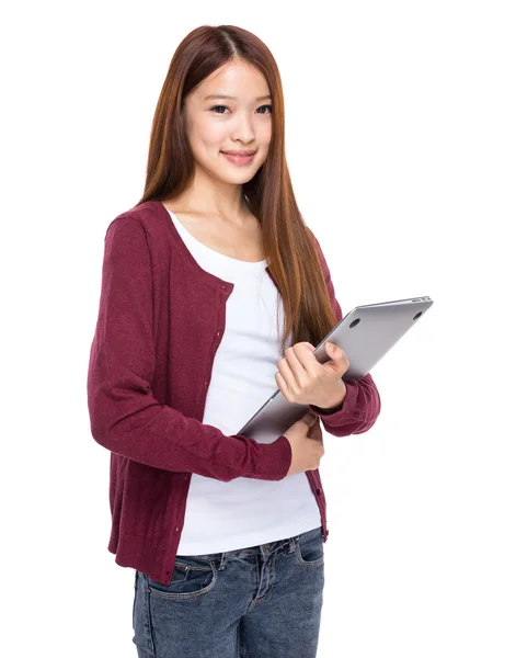 Young woman with laptop — Stock Photo, Image