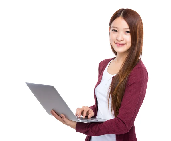 Wanita muda dengan laptop — Stok Foto