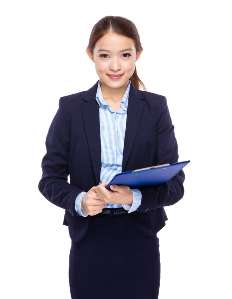 Mujer de negocios asiática con portapapeles — Foto de Stock