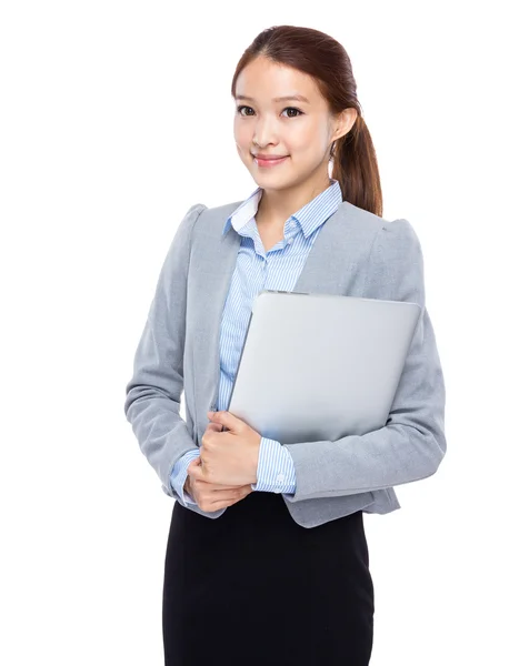 Jonge zakenvrouw met laptop — Stockfoto