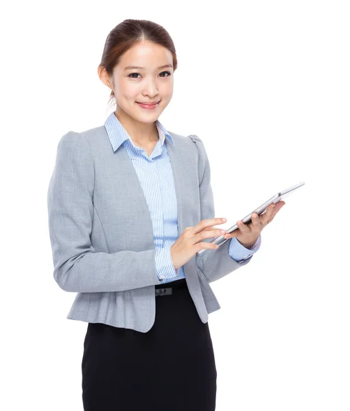 Junge Geschäftsfrau mit Tablet — Stockfoto