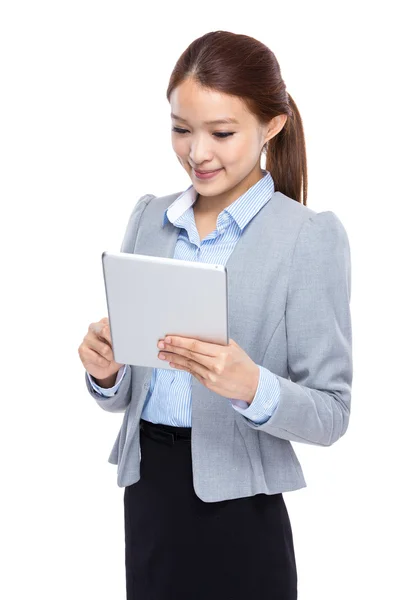 与平板电脑的年轻女商人 — 图库照片