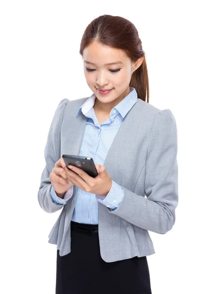 Jonge zakenvrouw met cellphone — Stockfoto