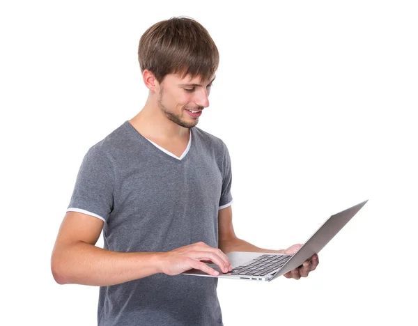 Junger Mann mit Laptop — Stockfoto