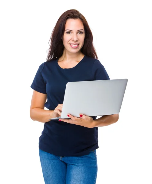 Jovem mulher com laptop — Fotografia de Stock