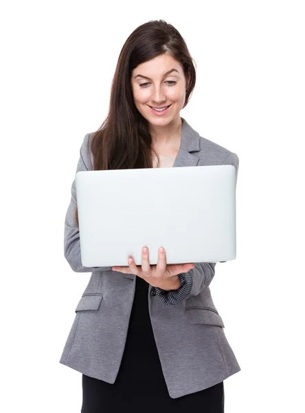 Dizüstü bilgisayar ile beyaz iş kadını — Stok fotoğraf