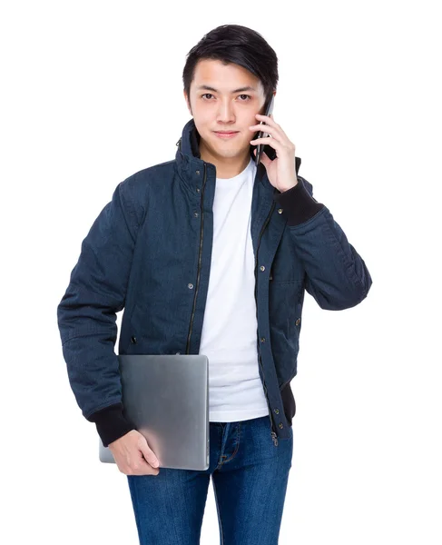 Uomo con laptop e cellulare — Foto Stock