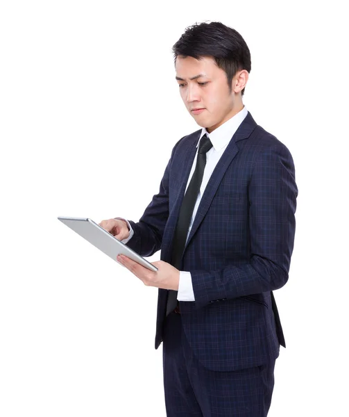 Mladý podnikatel s tabletem — Stock fotografie