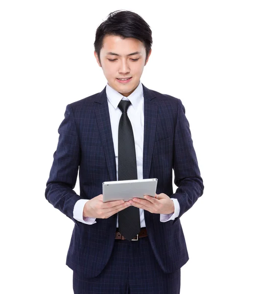 Joven Empresario con tablet — Foto de Stock