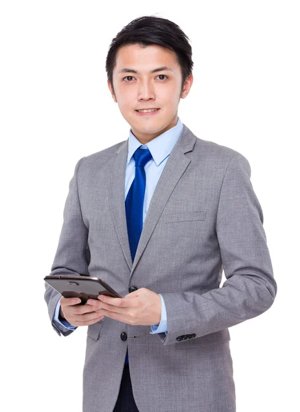 Ung affärsman med tablett — Stockfoto