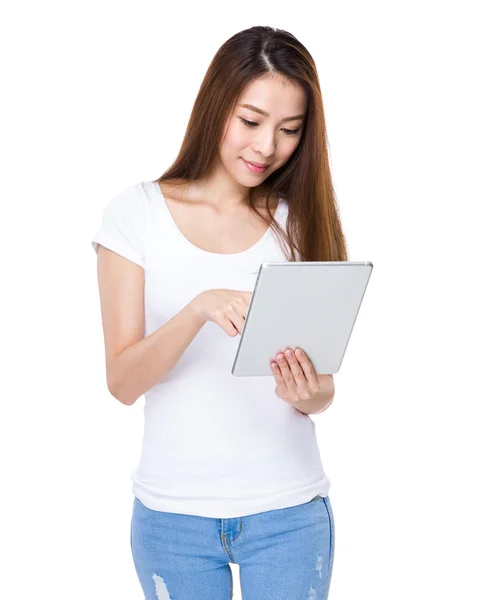 Jonge vrouw met Tablet PC — Stockfoto