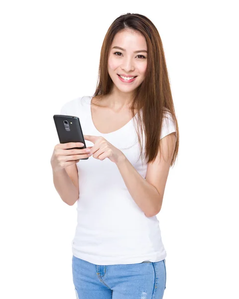 Mujer joven con teléfono celular — Foto de Stock