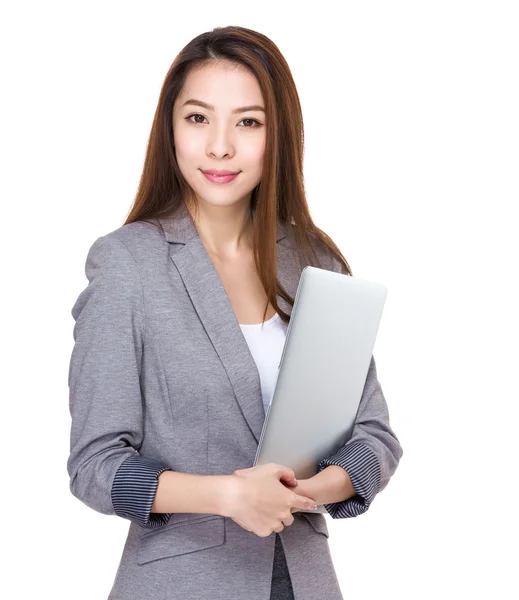 Mujer de negocios con ordenador portátil — Foto de Stock