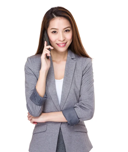 Jonge zakenvrouw met cellphone — Stockfoto