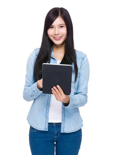 Mujer joven con tableta — Foto de Stock