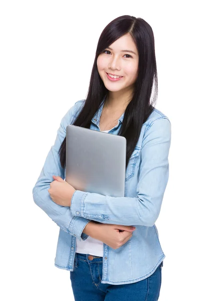 Junge Frau mit Laptop — Stockfoto