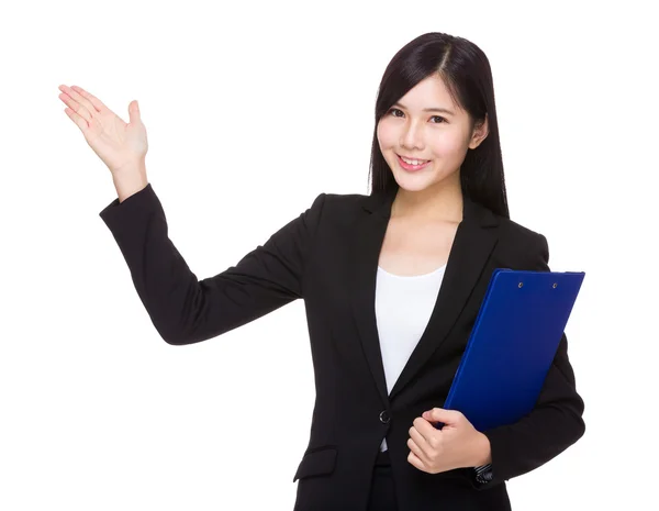 Mujer de negocios dando la presentación de la mano — Foto de Stock