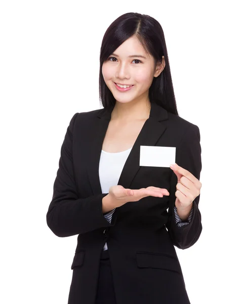 Businesswoman with blank card — Stock Photo, Image