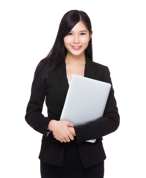 Jonge zakenvrouw met laptop — Stockfoto