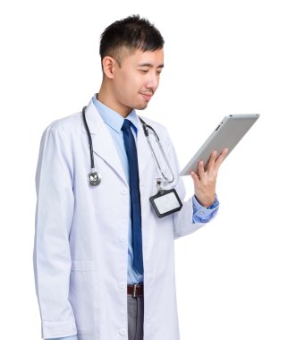 Dijital tablet ile erkek doktor